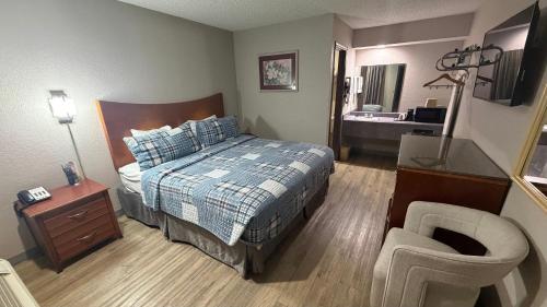Colonial Inn - image 6