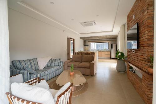 Contemporary house minutes from San Jose beach