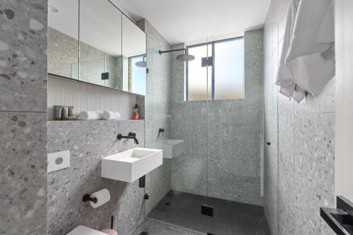 Bright 2-Bed Apt with Spectacular Bridge Views - image 2