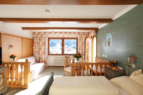 1 queen bed, 1 sofa bed