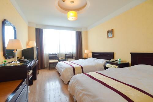 Qinhuangdao Yang Cheng Hotel Qinhuangdao Yang Cheng Hotel is perfectly located for both business and leisure guests in Qinhuangdao. Both business travelers and tourists can enjoy the propertys facilities and services. Service-mi