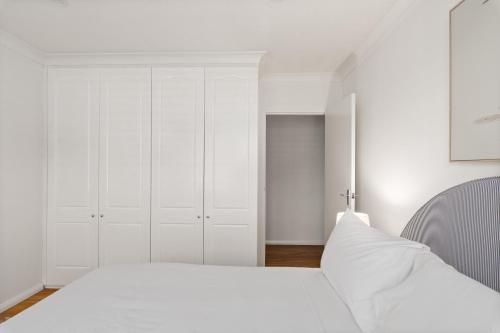 Bright 3-Bed Apartment Near Coogee Beach - image 3