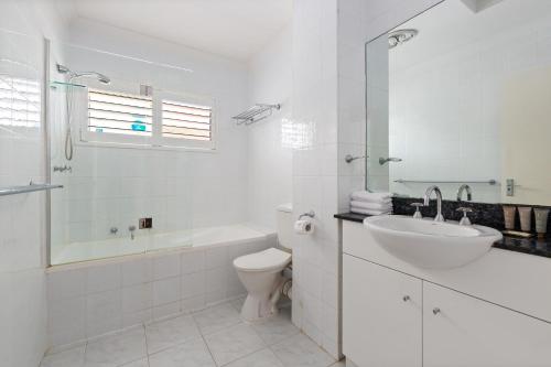 Bright 3-Bed Apartment Near Coogee Beach - image 4