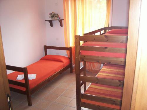 1 twin bed, 1 bunk bed
