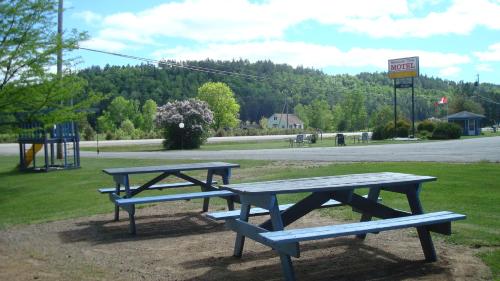 Kert, Mountain View Motel in Maynooth (ON)