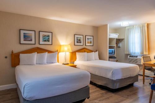1 queen bed, 2 double beds