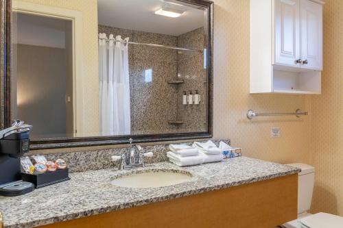 Port Inn and Suites Portsmouth Ascend Hotel Collection - image 11