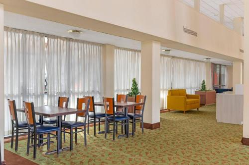 Clarion Hotel & Conference Center Lansing West - Lansing