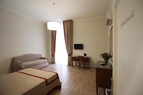 Deluxe Family Room image 10