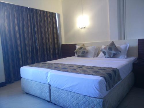 Strand Hotel – Bombay/ Mumbai, KY