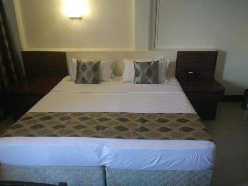 Strand Hotel – Bombay/ Mumbai, KY