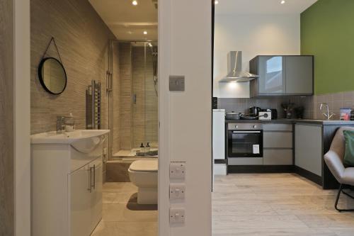 Olive Branch Apartments - Stylish Studio & 1 Bed Deluxe Apartments in the Heart of Broomhill - Hoste - Offerton