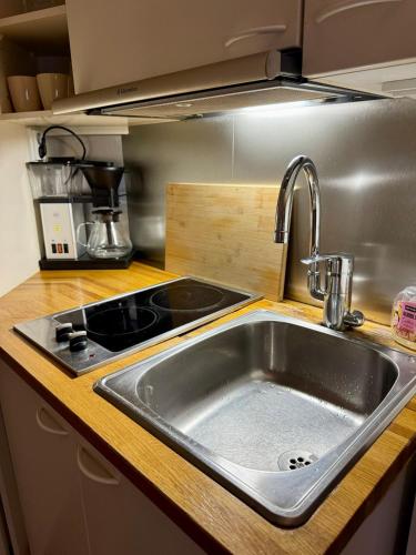 Kitchen, Cozy Apt with Sauna & Bath in Ullanlinna