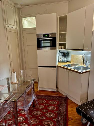 Kitchen, Cozy Apt with Sauna & Bath in Ullanlinna