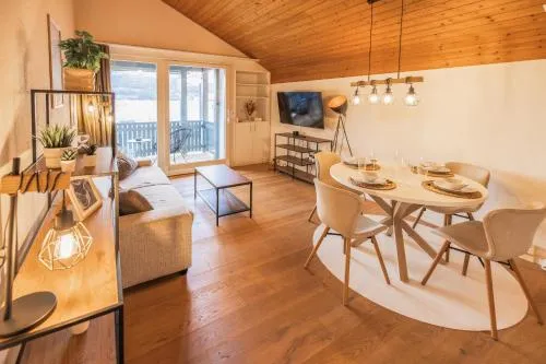 Surfers Lodge near Interlaken, at lake with pool in Därligen, Schweiz
