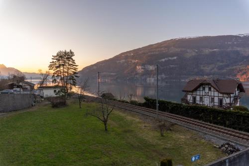 景观, Surfers Studio near Interlaken, at lake with pool in 德利根