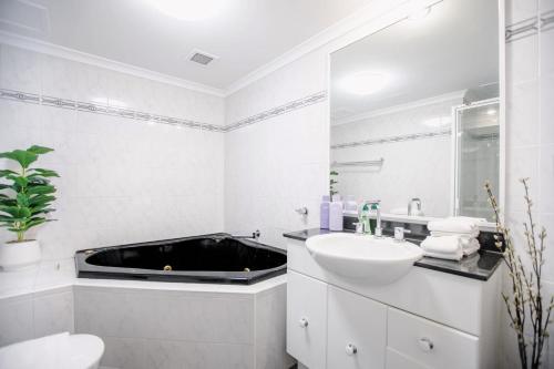Pyrmont 2 Bed Apartment - Prime Location w parking - image 12