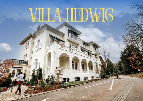 Villa Hedwig - Schwarzwald Apartments mit Thermalbad-Nähe & Balkon mit Bergblick in Badenweiler, Deutschland