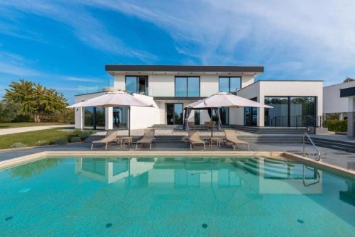 Villa Nura for 8 persons near Poreč with 36 m2 heated pool, with sauna & sea view – khách sạn tại Kovaci