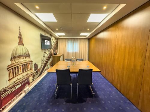 Holiday Inn Express London Stratford an IHG Hotel - image 6