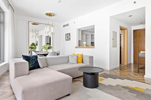 VayK - Exquisite 2BR with Panoramic Marina View - image 6