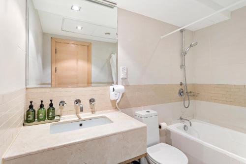 VayK - Exquisite 2BR with Panoramic Marina View - image 12
