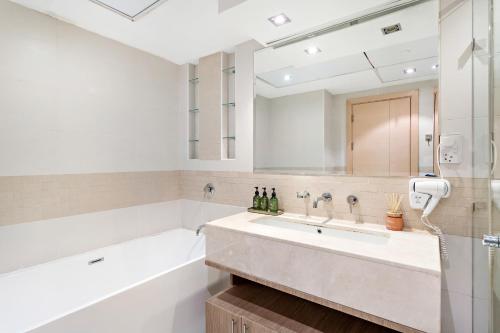 VayK - Exquisite 2BR with Panoramic Marina View - image 11