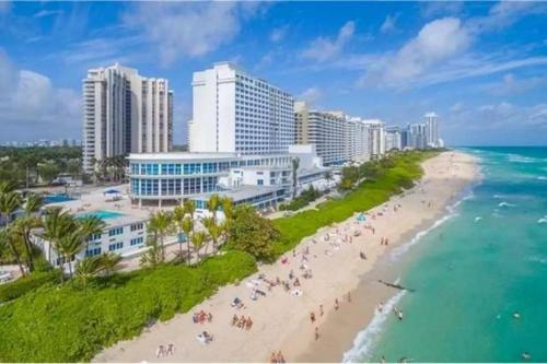 Castle Beach Club Apartments in Miami Beach, USA
