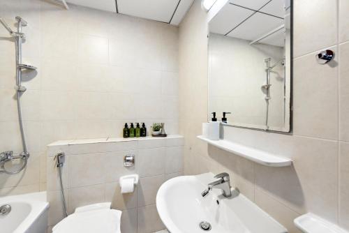 VayK - Welcoming and Warm 2BR in JLT - image 14