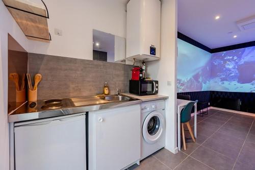 kuchyně, Studio Immersif Jaccuzi & Cinéma Disney et Astérix (Studio Immersif Jaccuzi & Cinema Disney et Asterix) in Messy