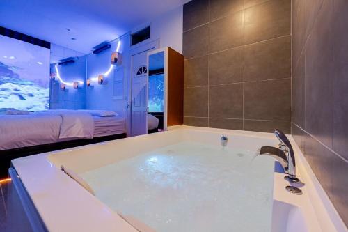Баня, Studio Immersif Jaccuzi & Cinéma Disney et Astérix in Меси
