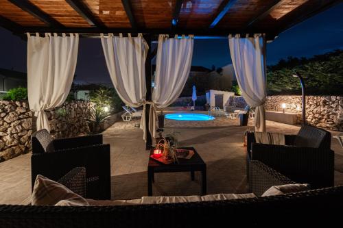 Family-friendly apartments with swimming pool Krasica, Rijeka - 18059 in Krasica