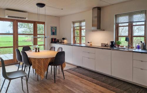 Kitchen, 3 Bedroom Cozy Home In Vra in Vra