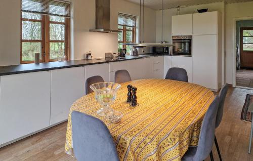 Kitchen, 3 Bedroom Cozy Home In Vra in Vra