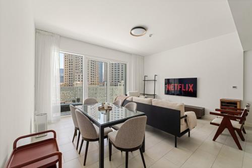VayK - Feel the Festive Vibe in Cozy 1BR with Beach Access - main image