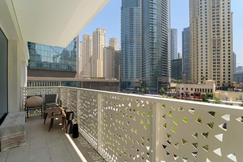 VayK - Feel the Festive Vibe in Cozy 1BR with Beach Access - image 9