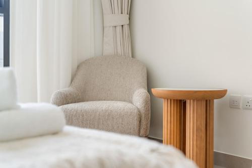 VayK - Chic 2BR in Town Square with Pool View - image 2