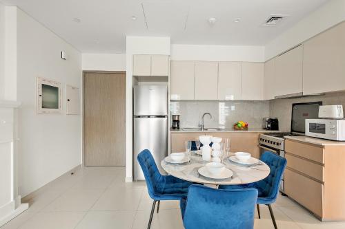 VayK - Iconic 1BR in Downtown - main image