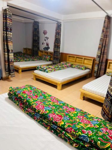 6 twin beds