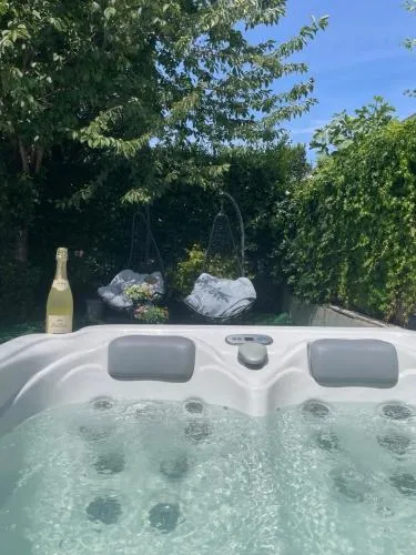City-Oasis with 3 bedrooms, garden, jacuzzi, gym, fireplace, close to U1, city center & airport in Wien, Österreich