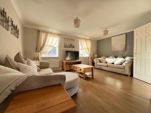 Holthart Town-House, Great for Groups, Families, Pets & Contractors