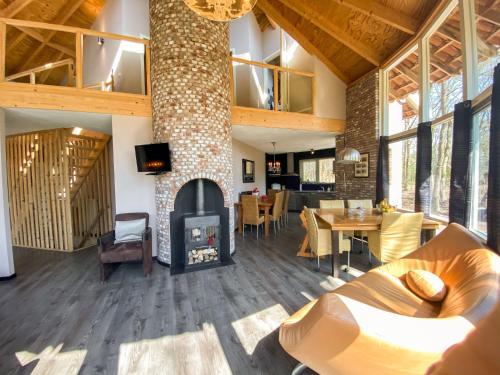 Shared lounge/TV area, Luxe vakantiehuis Drenthe 10 pers Hottub in Wateren