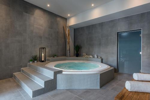 Bañera de hidromasaje, SOWELL HOTELS Les Chevaliers in Carcassonne