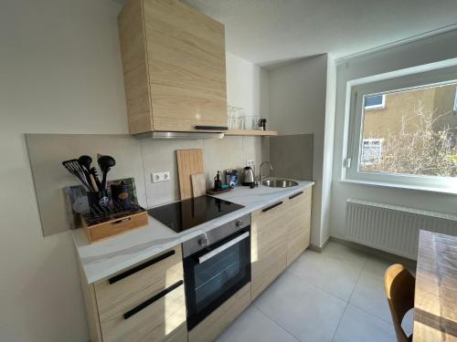 Kuchnia, Familien, Firmen und Gruppen willkommen - 3 Schlafzimmer, luxuriöse Einzelbetten, Nahe Ulm (Apartmenthaus, Ferienwohnung Gluck fur Familien,Firmen,Gruppen,Monteure,3 Schlafzimmer bis 6 Persone) in Eselsberg