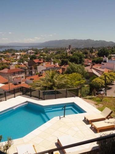 Casa minimalista con vistas a las sierras