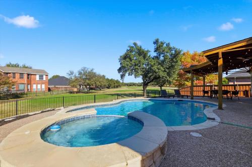 6BD Luxury Retreat w Backyard & Access Golf Course – khách sạn tại Frisco