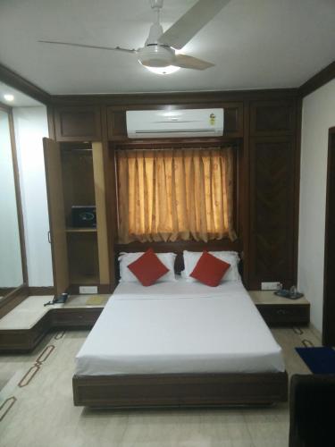 Strand Hotel – Bombay/ Mumbai, KY