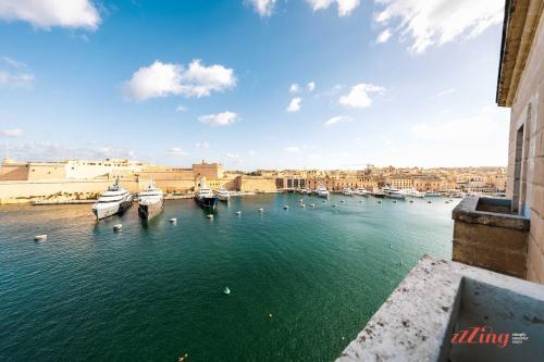 2BR Holiday Home in Isla with Pretty Harbour Views – khách sạn tại Senglea