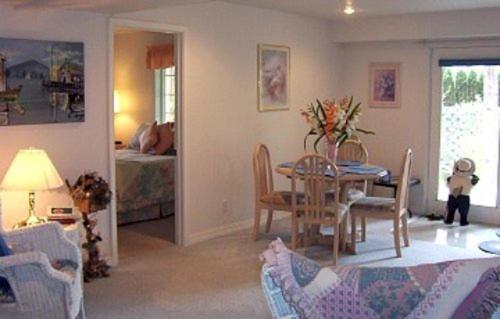 River Cove Elegant Waterfront Bed & Breakfast - 공용 라운지/TV 시청 구역