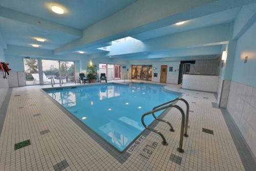 Piscina, Holiday Inn Montreal Centre Ville Downtown By IHG in Montreal